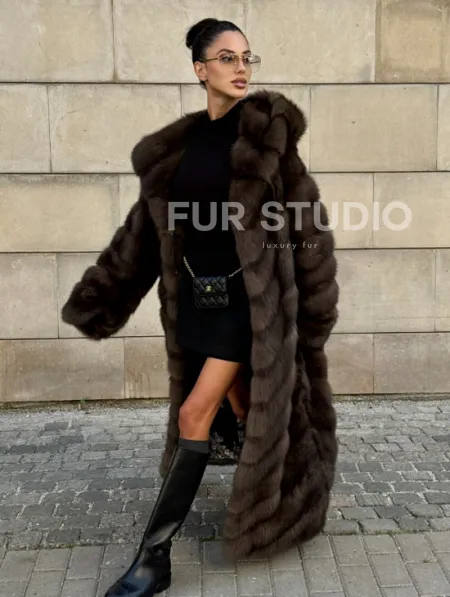 Удлиненная шуба из меха куницы с капюшоном - фото 13