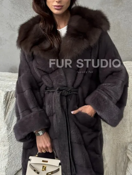 Шуба норковая графитовый ирис с капюшоном куницы - фото 2