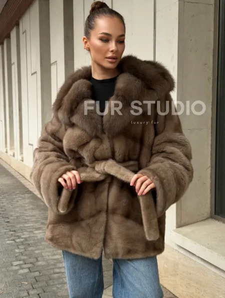 Полушубок норковый с капюшоном из меха куницы - фото 4