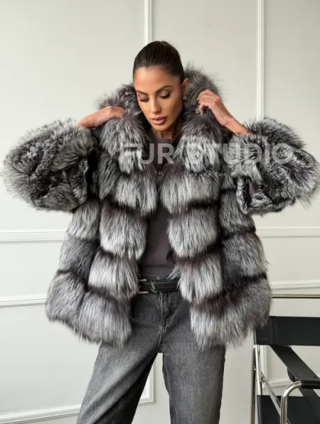 Шуба из меха чернобурки с капюшоном - серая - фото 9