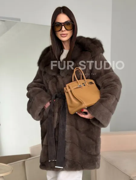 Шуба норковая с капюшоном из куницы - фото 15