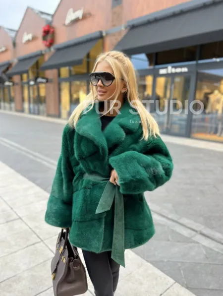 Короткая шуба из меха норки Velvet в изумрудном цвете - фото 2