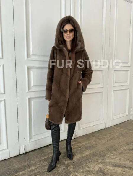 Шуба из меха норки с капюшоном в цвете орех - фото 4