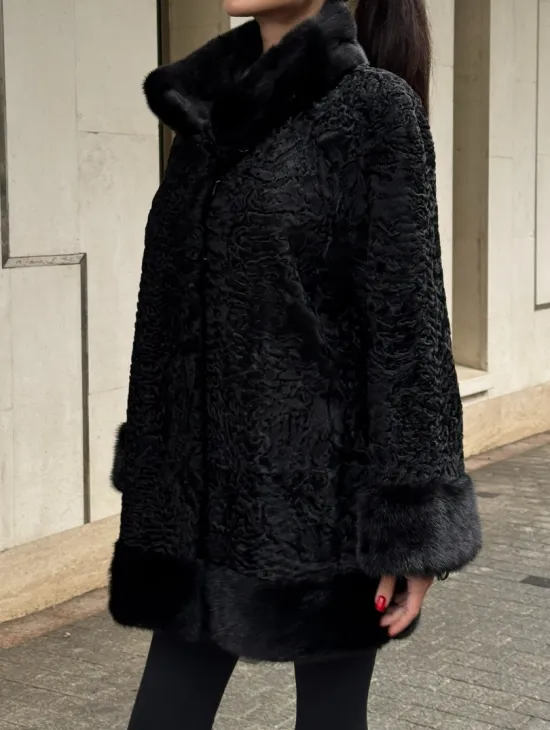 Черное полупальто из меха каракульчи, стойка воротник и манжет из норки - фото 5