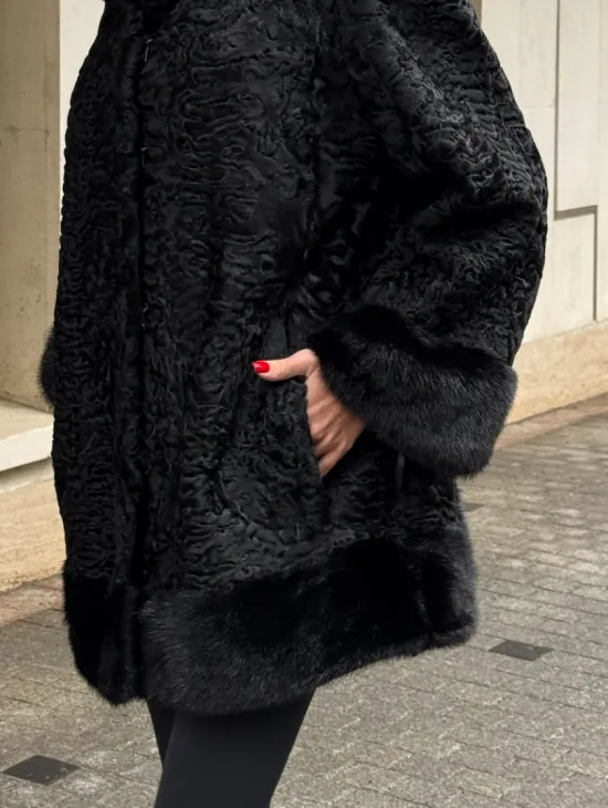 Черное полупальто из меха каракульчи, стойка воротник и манжет из норки - фото 4