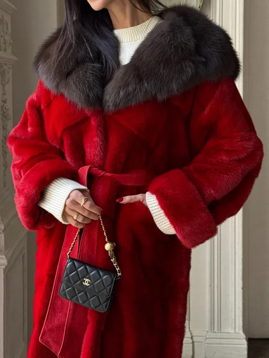 Красное меховое кимоно из аукционной норки с капюшоном куница - фото 2