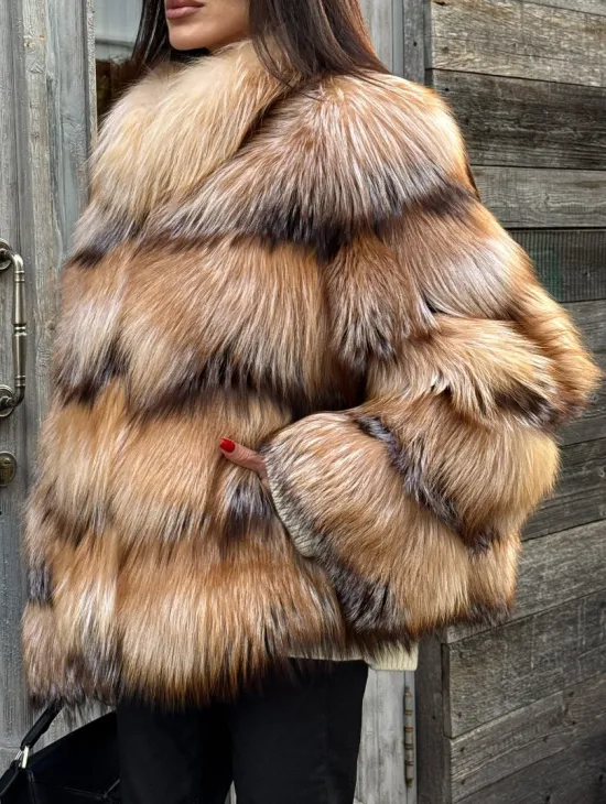Женская шуба из меха лисы 