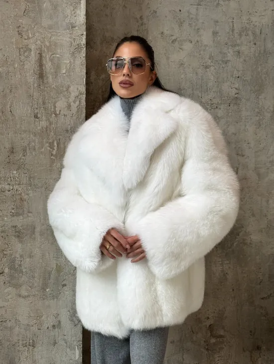 Шуба белого цвет из меха Финского песца - фото 10