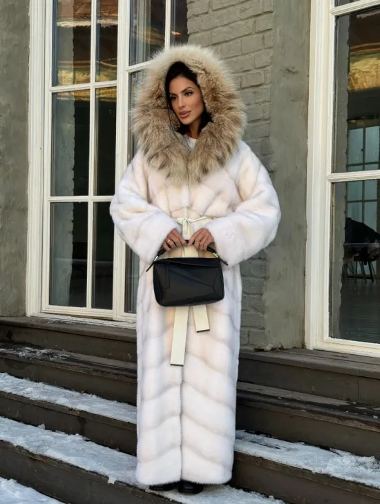 Белая длинная норковая шуба - кимоно с капюшоном из меха рыси - фото 11