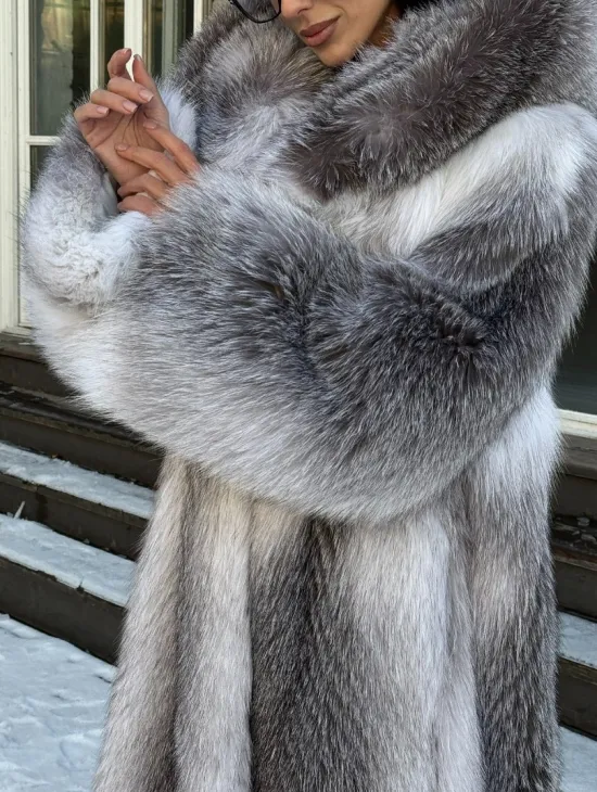Длинная шуба из меха Arctic Fox с капюшоном, росшив - серая - фото 1