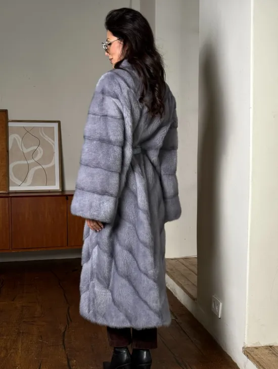 Модная женская шуба из меха норки с V-образным воротником - фото 5