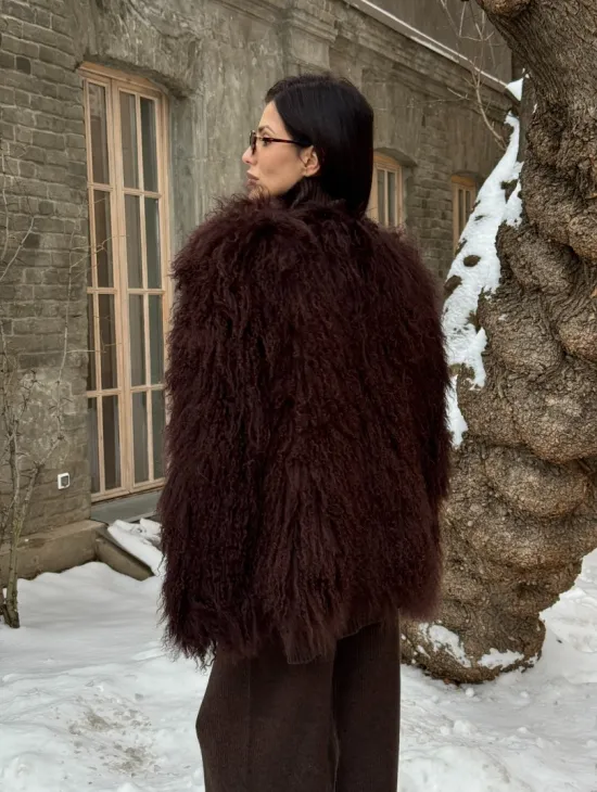 Шуба коричневая из меха ламы - фото 7