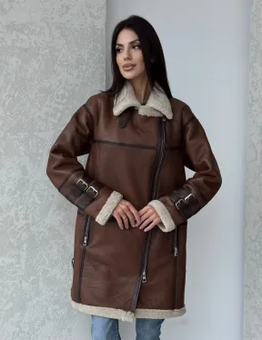 Удлиненная дубленка авиатор в коричневом цвете - винтажный стиль - фото 6