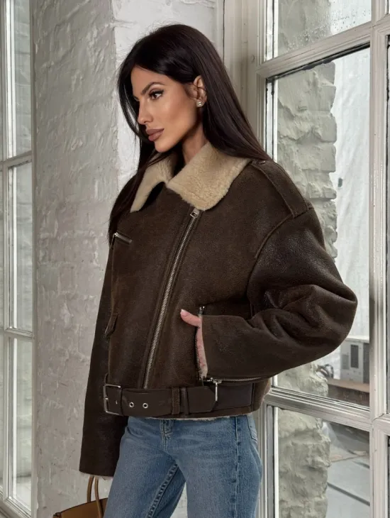 Короткая молодежная косуха-дублёнка из натуральной овчины - фото 7