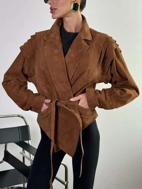 Модная приталенная куртка с плечиками - крылышками из замши Camel - фото 2