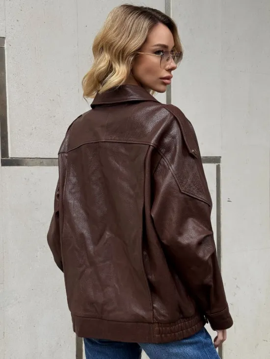 Коричневая кожаная курточка - бомбер на молнии - фото 5