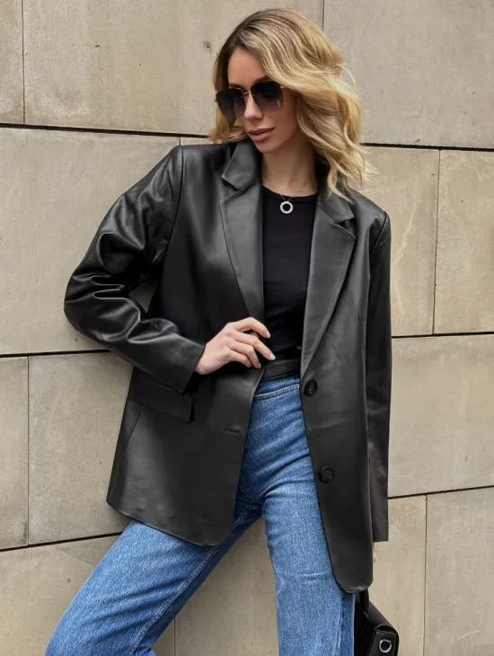 Черный кожаный пиджак классического кроя с клапанами на карманах - фото 0