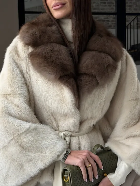 Светлое норковое пончо с воротником из куницы - фото 4