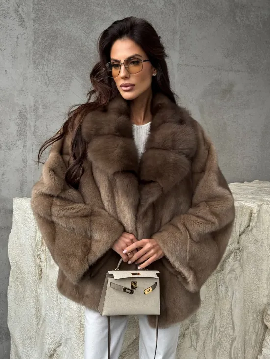 Короткая норковая шуба с воротником куницы - фото 10