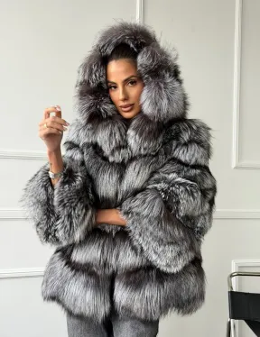 Шуба из меха чернобурки с капюшоном - серая - фото 7