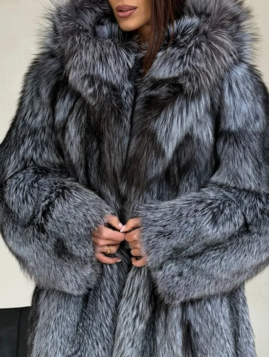 Шуба из натурального меха чернобурки с капюшоном - фото 1