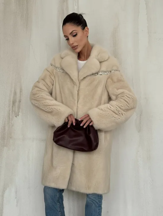 Шуба из аукционной норки с отделкой из кожи в цвете жемчуг - фото 7