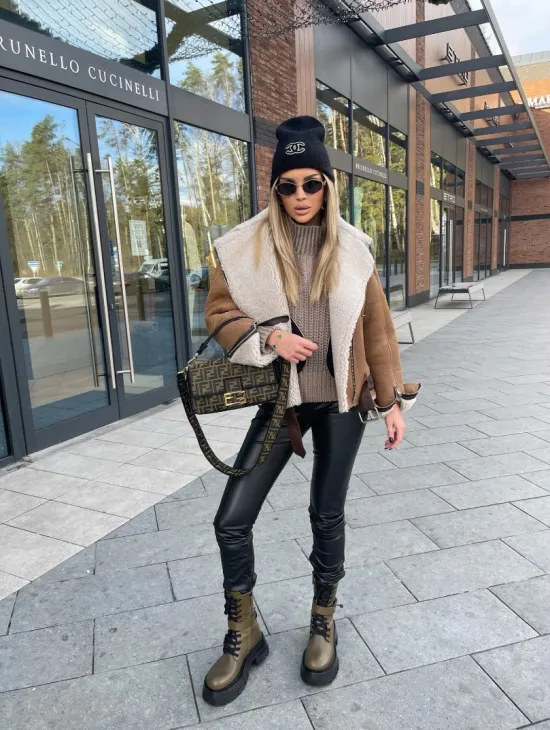 Дубленка - бомбер со спущенным плечом из натуральной овчины - фото 5