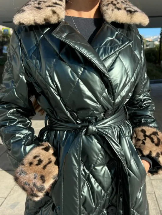 Пальто - пуховик с воротником из меха норки в цвете изумруд - фото 2