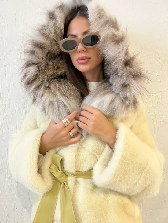 Шуба норковая с капюшоном из меха рыси - бледно-желтый цвет - фото 0