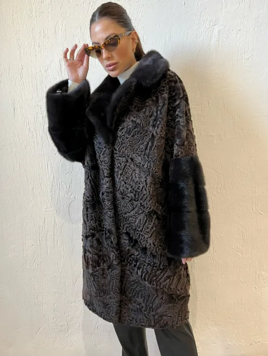 Шуба из каракульчи с отделкой из меха норки - фото 0