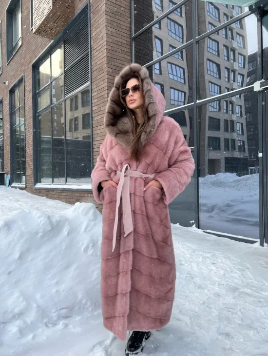 Длинная норковая шуба с капюшоном из меха куницы - цвет пудра - фото 4