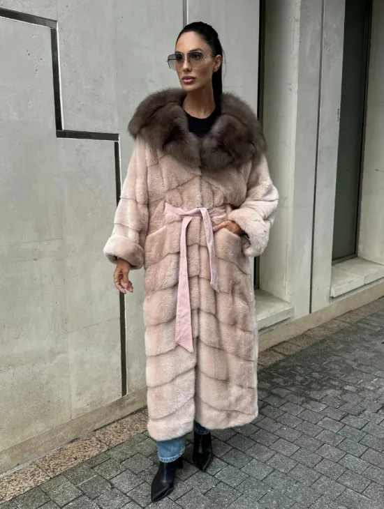 Норковая шуба с капюшоном из меха куницы пудрового цвета (нежно-розовый) - фото 0